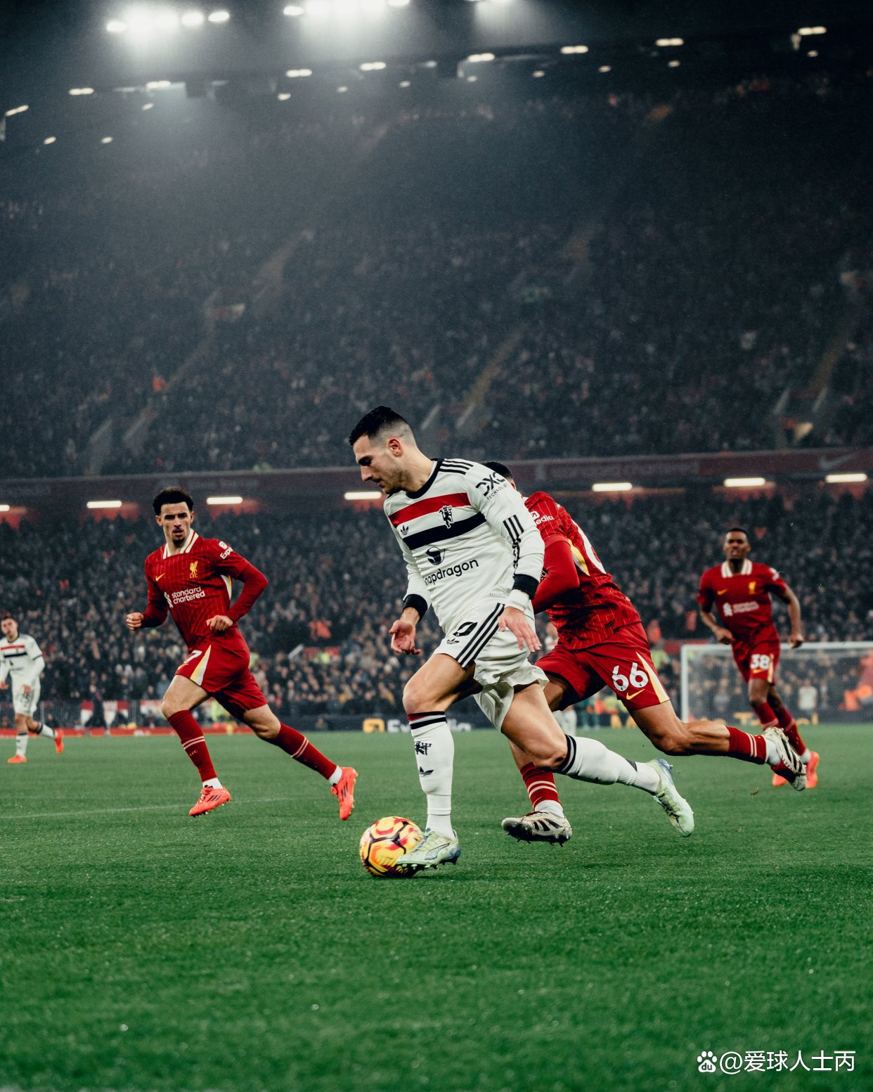 包含罗马前锋连入两球，成为全场焦点的词条