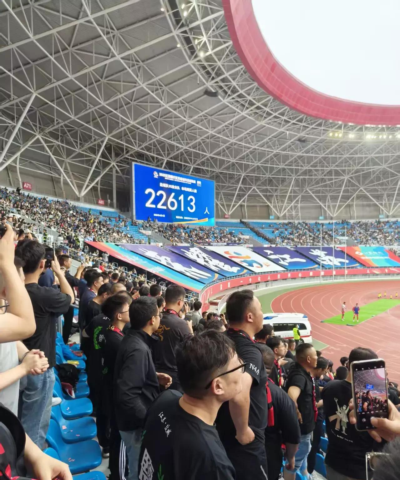 关于欧洲足球盛事火爆进行，球迷热情高涨的信息