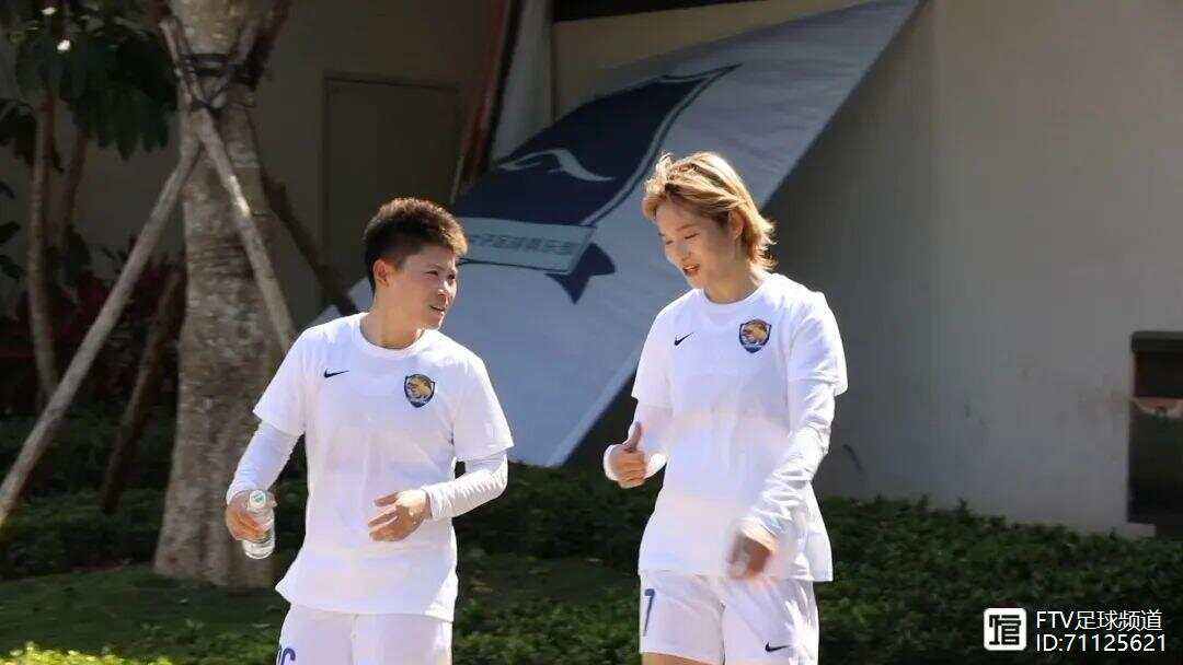 振奋人心的足球大赛，女足选手全神贯注，势如破竹！