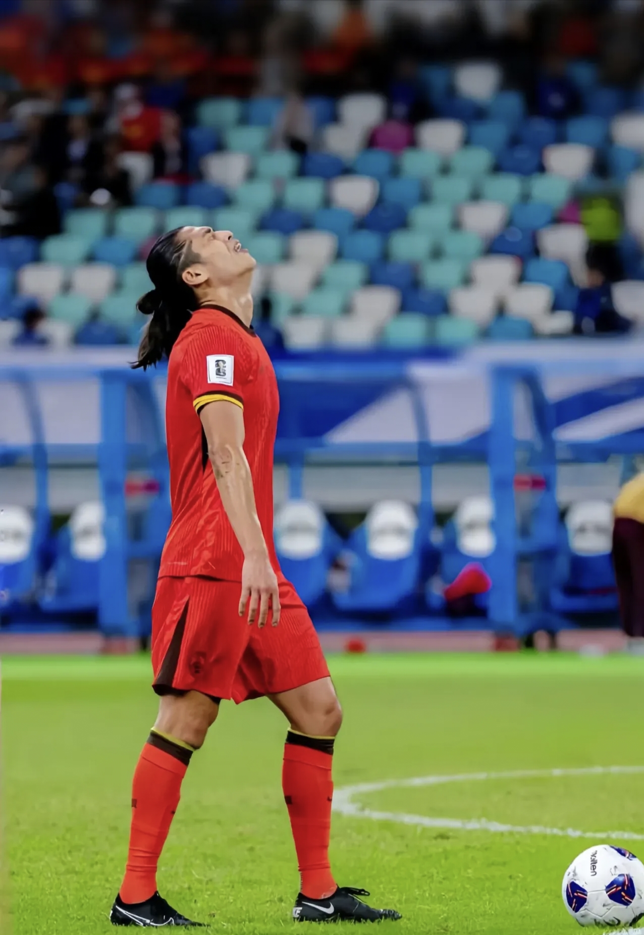 振奋人心的足球大赛，女足选手全神贯注，势如破竹！