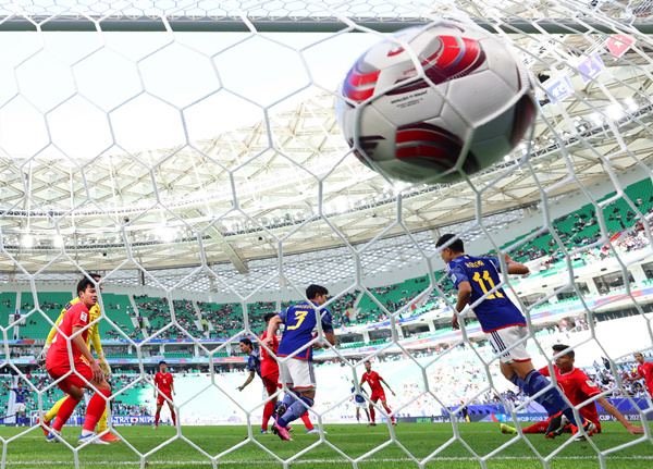 球类比赛中的精彩瞬间引发观众热议的简单介绍