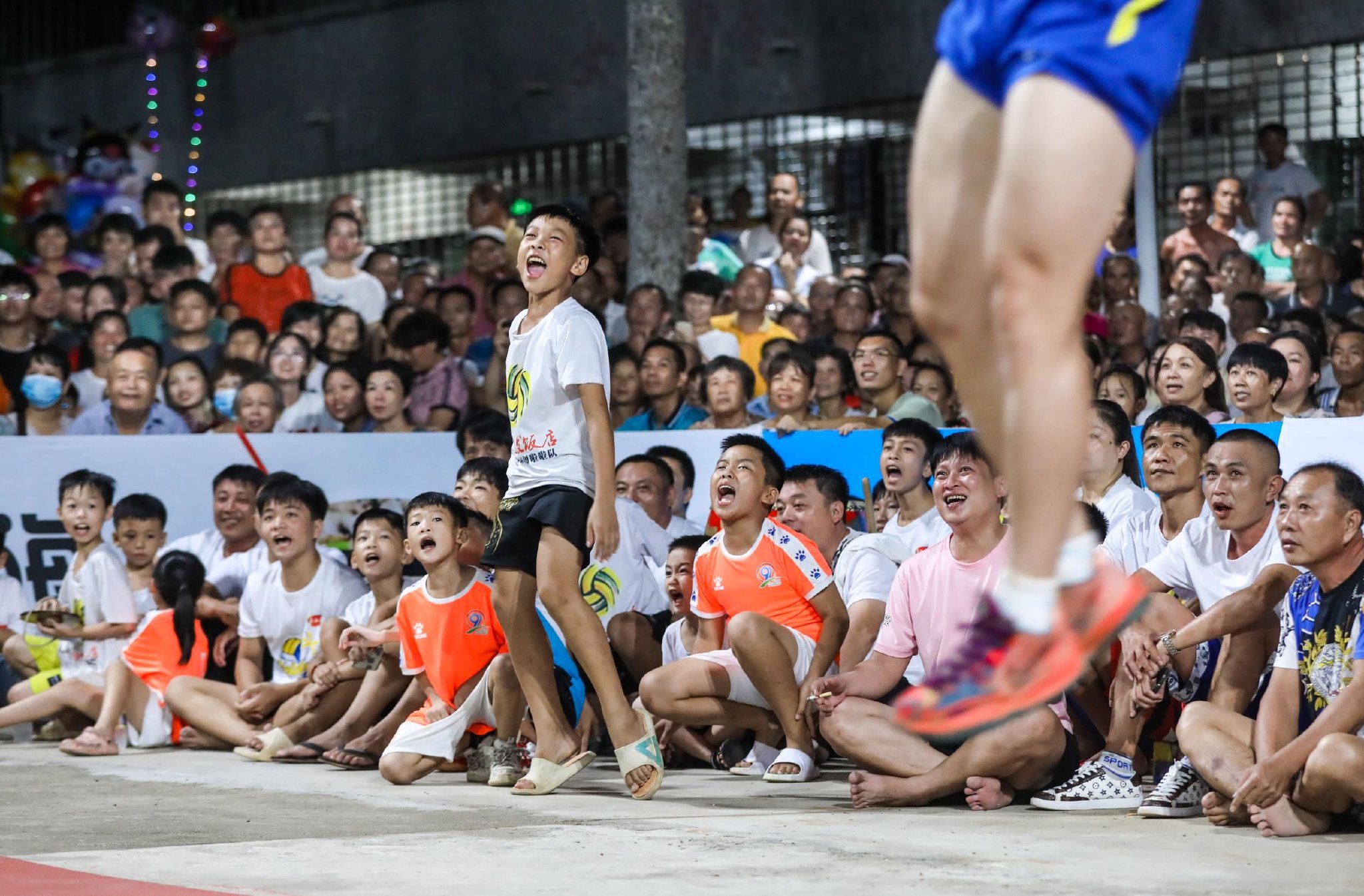 球类比赛中的精彩瞬间引发观众热议的简单介绍