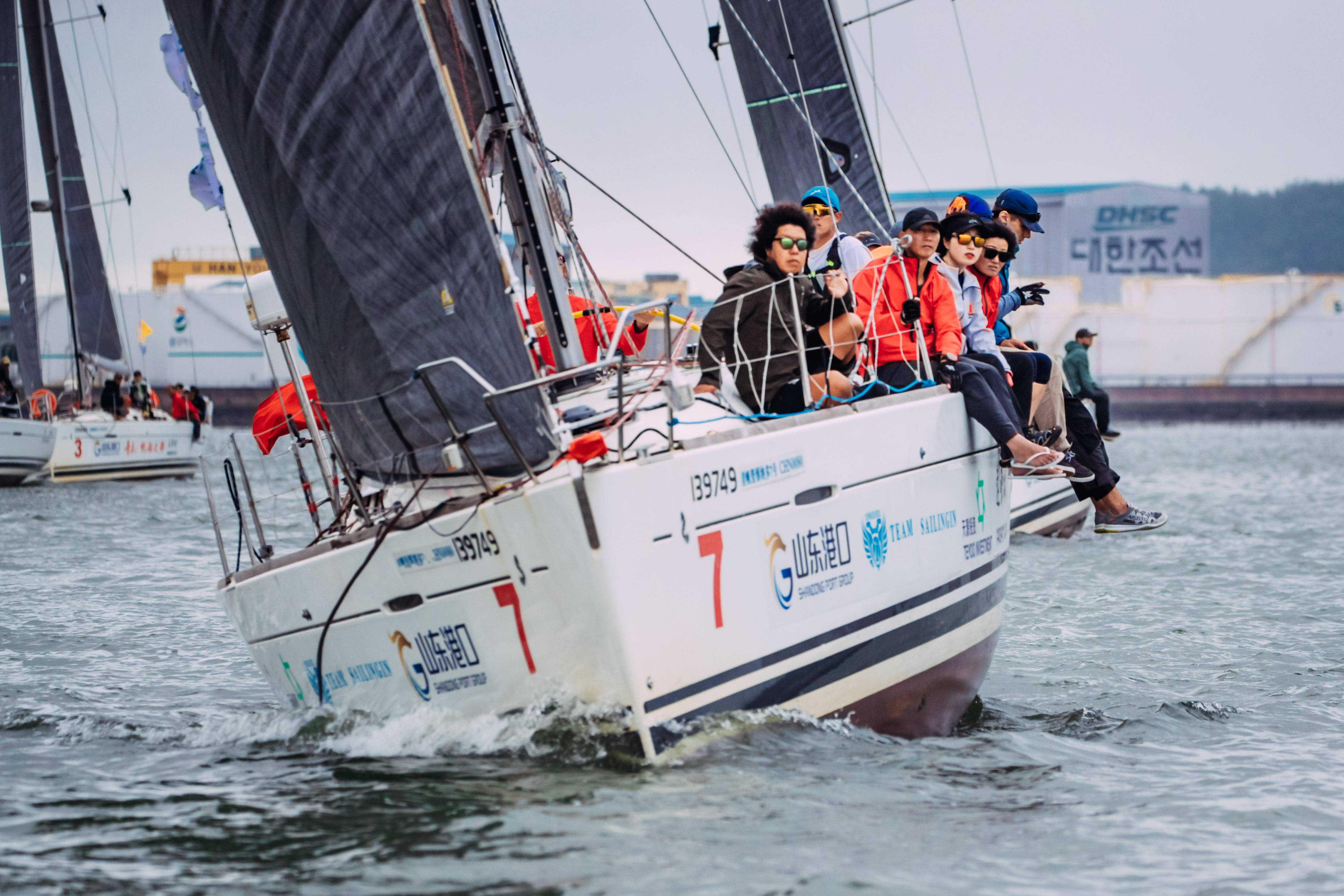 包含东京帆船赛事中领先者脱颖而出的词条