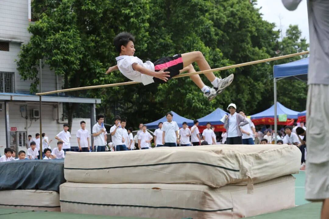 包含田径比赛场上瞬间，速度与激情交相辉映的词条