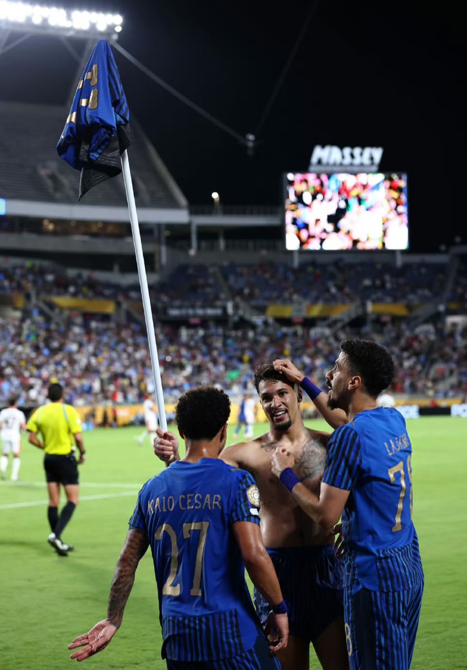 包含马赛绝杀巴萨，迪马利亚点燃赛场的词条