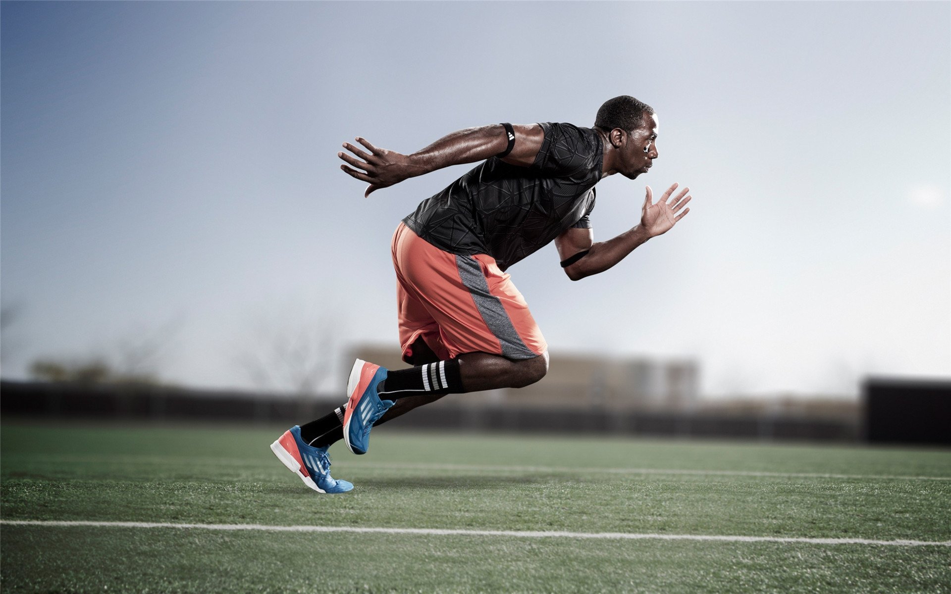 暗夜极速，戈贝尔的制胜刹车与F1街道赛的永恒一瞬